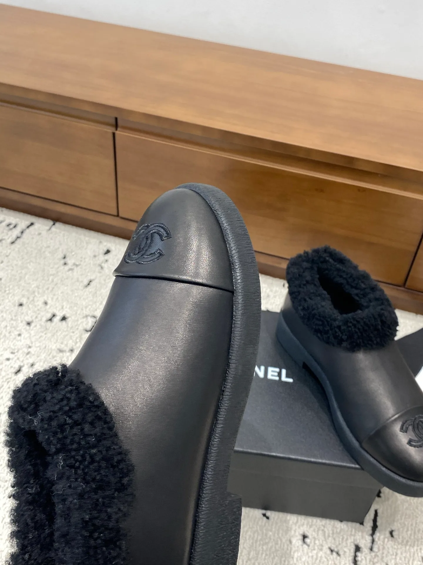 👟👟Ex-factory price 640👟👟 🍀Chanel 2025 autumn and winter style wool shoes Chanel new autumn and winter genuine wool slippers and boots Xiaoxiang 2025 autumn and winter one of the most beautiful snow boots Classic, beautiful and warm snow boots ❤️super warm! It's enough to have it this winter, it's really beautiful and fairy~ Materials and craftsmanship: The upper is made of custom sheepskin/wool/sheepskin, and the inner pads are all made of wool. It feels very soft and comfortable! The sole is the original TPU outsole Size: 35-39 (40.41 customized, non-refundable)